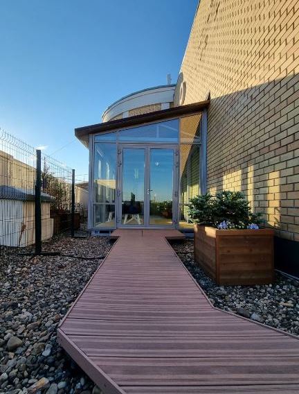 Беседка &laquo;Под ключ&raquo; с витражами и рулонными шторами. 