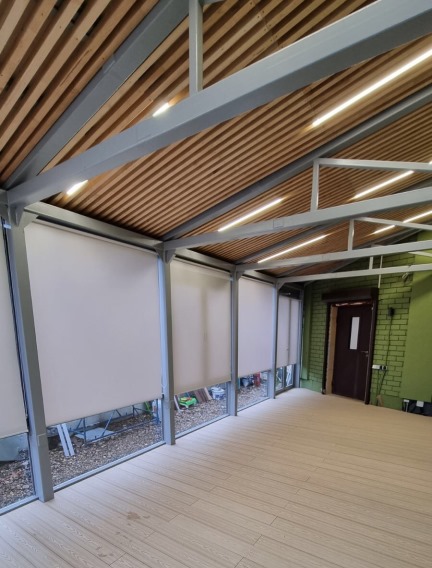 Беседка &laquo;Под ключ&raquo; с витражами и рулонными шторами. 