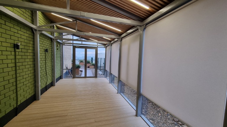 Беседка &laquo;Под ключ&raquo; с витражами и рулонными шторами.