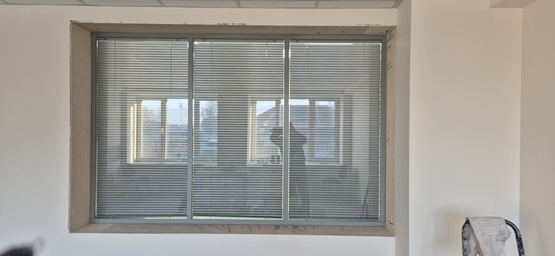 Офисные перегородки и двери со встроенными горизонтальными жалюзи